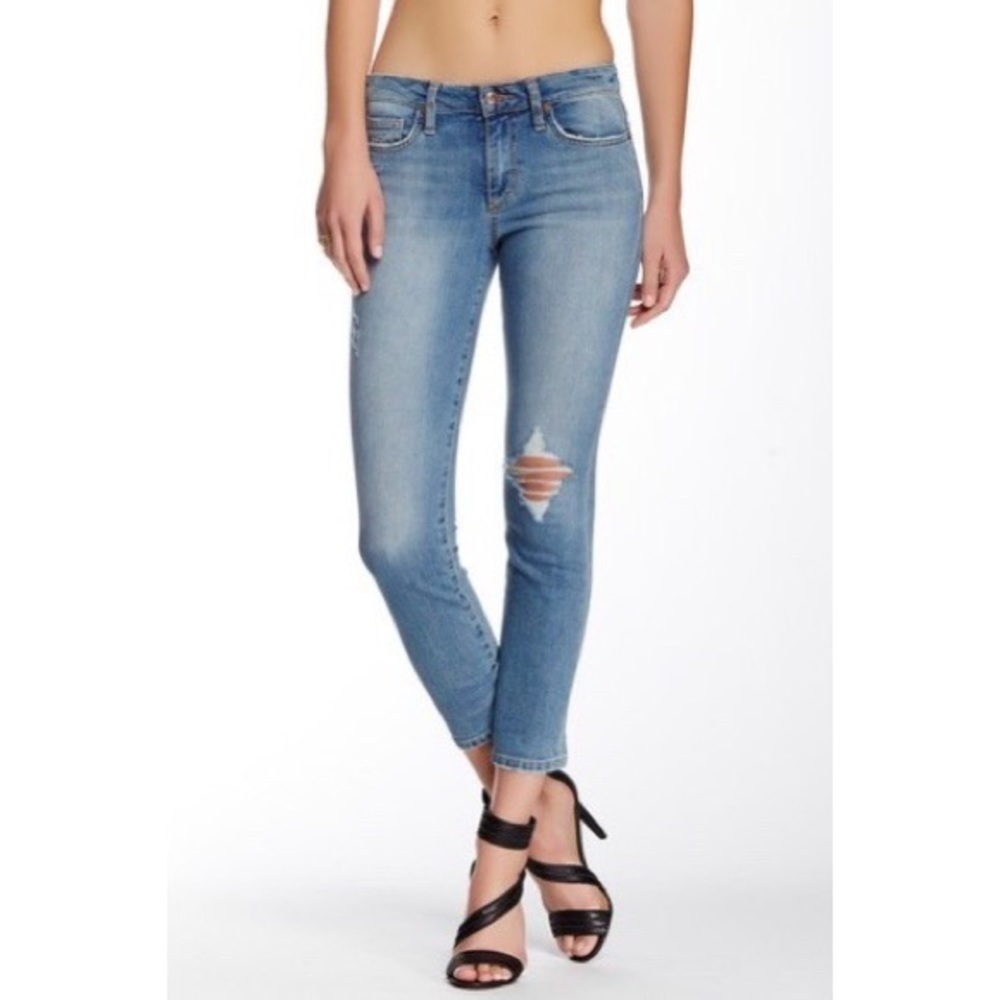 [Joe’s Jeans] Distressed Crop Jeans